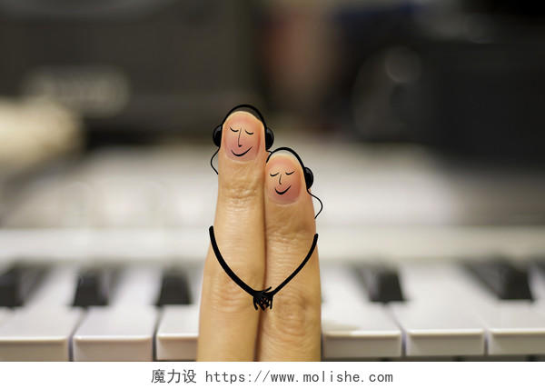 浪漫卡通可爱黑白键背景拟人化的拥抱的两只手指七夕520情人节214情人节